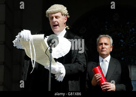 Das Parlament wurde formell aufgelöst, als es für die Parlamentswahlen am 5. Mai bereit war, als Sergent-at-Arms Richard Martin die Proklamation von den Stufen der Royal Exchange in der City of London vorlas. Die Königin unterzeichnete die königliche Proklamation heute Morgen, bevor sie zum Crown Office im Palace of Westminster gebracht wurde und das große Siegel angewendet wurde. Stockfoto