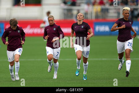 (Von links nach rechts) die Engländerin Fran Kirby, Jordan Nobbs, Toni Duggan und Lianne Sanderson beim Aufwärmen vor dem FIFA Women's World Cup Canada 2015 Gruppe F-Spiel zwischen Frankreich und England im Moncton Stadium in Moncton, New Brunswick, Kanada. Stockfoto