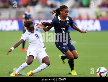 Die Engländerin Eniola Aluko (links) und die Französin Elodie Thomis (rechts) kämpfen während des FIFA Women's World Cup Canada 2015 Gruppe-F-Spiels zwischen Frankreich und England im Moncton Stadium in Moncton, New Brunswick, Kanada, um ihre Position. Stockfoto