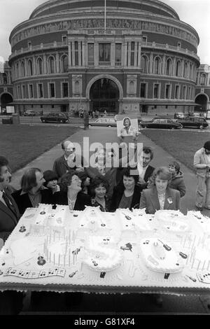 Unterhaltung - 50. Geburtstag Kuchen - James Last - London Stockfoto