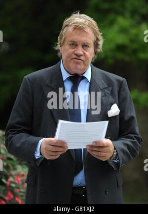 Jamie Spencer-Churchill, der Herzog von Marlborough, hält eine Rede vor der Enthüllung einer Büste von Sir Winston Churchill auf dem Gelände des Blenheim Palace Stockfoto