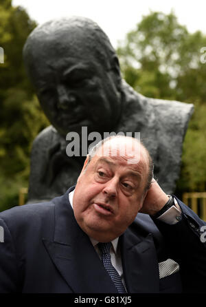 Sir Nicholas Soames MP nach der Enthüllung einer Büste von Sir Winston Churchill auf dem Gelände des Blenheim Palace, Oxfordshire. Stockfoto