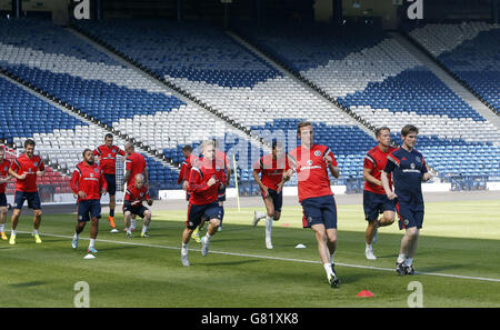 Darren Fletcher (vorne) mit Teamkollegen während einer Trainingseinheit im Hampden Park, Glasgow. Stockfoto