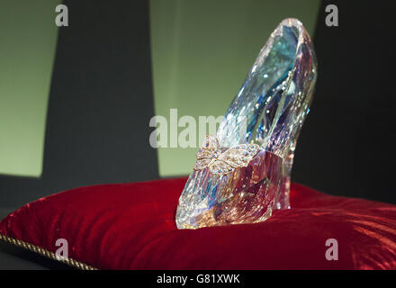 "Cinderella's Shoe" aus Swarovski, entworfen 2015 von Sandy Powell für Lily James als Cinderella, als Sonderleihgabe der Walt Disney Company, die Teil der Shoes: Pleasure and Pain Ausstellung im Victoria and Albert Museum in London ist. Stockfoto