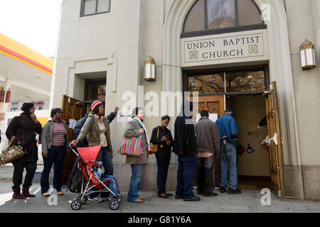 Wähler Line-up der Union Baptist Church an der 145th Street in Harlem, New York, USA, in den US-Wahlen 4. November 2008 Stockfoto