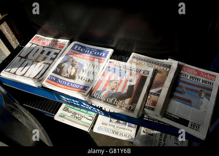 Zeitungen auf einem Ständer in Harlem, New York, NY, Vereinigte Staaten, rufen, in der 2008 stimmen uns allgemeine Wahl, 4. November 2008. Stockfoto