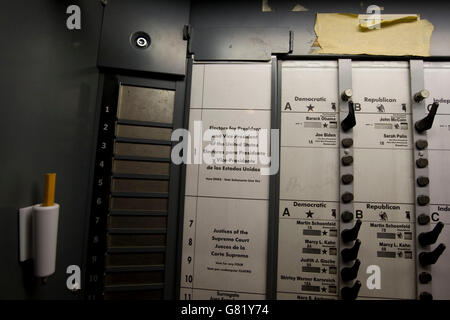 Blick ins Innere einer Wahlkabine verwendet in der 2008 uns Parlamentswahlen in Harlem, New York, NY, USA, 4. November 2008. Stockfoto
