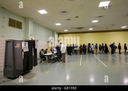 Wähler Line-up Wahlrecht bei US-Wahlen innerhalb einer voting Website in Harlem, New York, NY, USA, 4. November 2008 Stockfoto