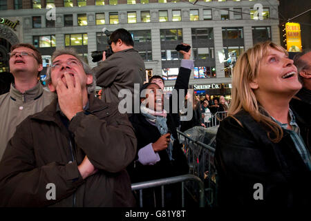 Menschen beobachten Fernsehberichterstattung über die 2008 uns Ergebnisse der Präsidentschaftswahlen auf einer Großleinwand am Times Square in New York, Stockfoto