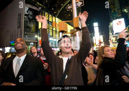 Menschen beobachten Fernsehberichterstattung über die 2008 uns Ergebnisse der Präsidentschaftswahlen auf einer Großleinwand am Times Square in New York, Stockfoto