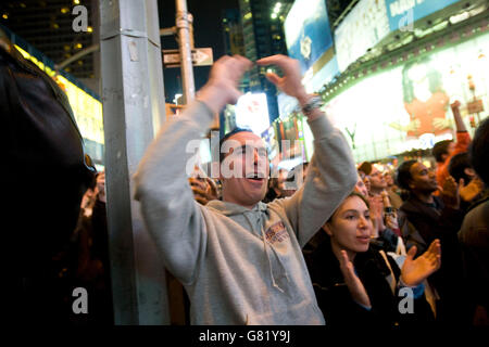 Menschen beobachten Fernsehberichterstattung über die 2008 uns Ergebnisse der Präsidentschaftswahlen auf einer Großleinwand am Times Square in New York, Stockfoto