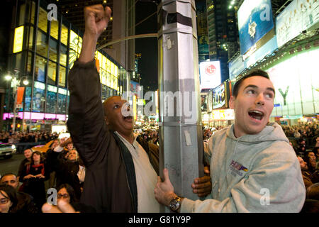 Menschen beobachten Fernsehberichterstattung über die 2008 uns Ergebnisse der Präsidentschaftswahlen auf einer Großleinwand am Times Square in New York, Stockfoto