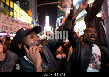 Menschen beobachten Fernsehberichterstattung über die 2008 uns Ergebnisse der Präsidentschaftswahlen auf einer Großleinwand am Times Square in New York, Stockfoto