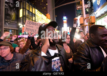 Menschen beobachten Fernsehberichterstattung über die 2008 uns Ergebnisse der Präsidentschaftswahlen auf einer Großleinwand am Times Square in New York, Stockfoto