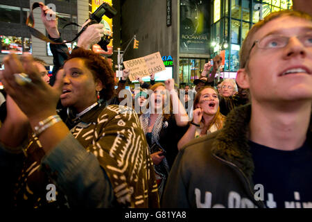 Menschen beobachten Fernsehberichterstattung über die 2008 uns Ergebnisse der Präsidentschaftswahlen auf einer Großleinwand am Times Square in New York, Stockfoto