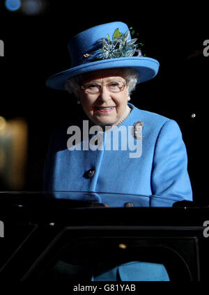 Königin Elizabeth II. Inspiziert die Soldaten mit ihrem neuen Cabrio Range Rover bei einer Colors Parade für die Royal Welsh Army Unit im Millennium Stadium in Cardiff, Wales. Stockfoto