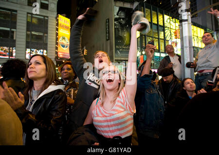 Menschen beobachten Fernsehberichterstattung über die 2008 uns Ergebnisse der Präsidentschaftswahlen auf einer Großleinwand am Times Square in New York, Stockfoto