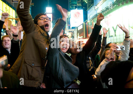 Menschen beobachten Fernsehberichterstattung über die 2008 uns Ergebnisse der Präsidentschaftswahlen auf einer Großleinwand am Times Square in New York, Stockfoto