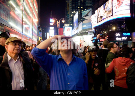 Die Leute hören zu Barack Obamas Akzeptanz in der 2008 uns Ergebnisse der Präsidentschaftswahlen auf einer Großleinwand am Times Square in New Stockfoto