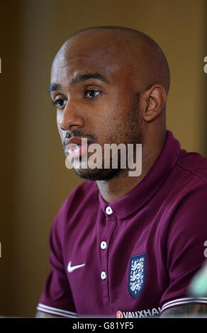 Fußball - UEFA European Championship Qualifying - Gruppe E - Slowenien - England - England Pressekonferenz - The Grove Hotel. Fabian Delph aus England während der Pressekonferenz im Grove Hotel, Hertfordshire. Stockfoto