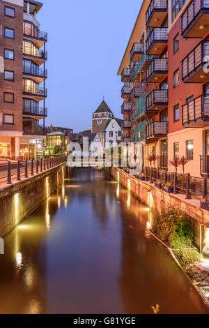 Kingston Upon Thames - Charta Quay, Hogsmill River und Kingston Rat Gebäude im Hintergrund, Greater London, England, UK Stockfoto