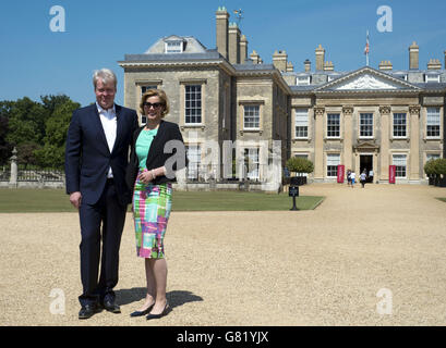 Earl Spencer und Darcey Bussell vor dem Althorp House in Northamptonshire. Das Althorp Literary Festival findet jährlich im Althorp House statt, der Heimat der Familie Spencer. Stockfoto