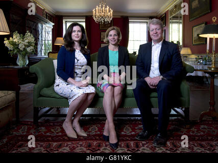 Gräfin Spencer (L), Darcey Bussell (C) und Earl Spencer (R) im Sunderland Room im Althorp House in Northamptonshire. Das Althorp Literary Festival findet jährlich im Althorp House statt, der Heimat der Familie Spencer. Stockfoto