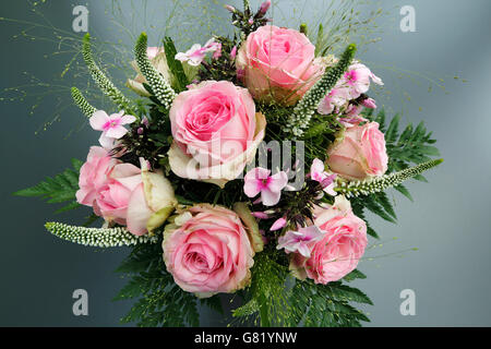 Natur, Pflanzen, Blumen, Blumenstrauss, Frowein, Geburtstagsstrauss, Rosafarbene Rosen Stockfoto