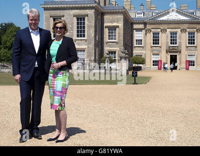 Earl Spencer und Darcey Bussell vor dem Althorp House in Northamptonshire. Das Althorp Literary Festival findet jährlich im Althorp House statt, der Heimat der Familie Spencer. Stockfoto