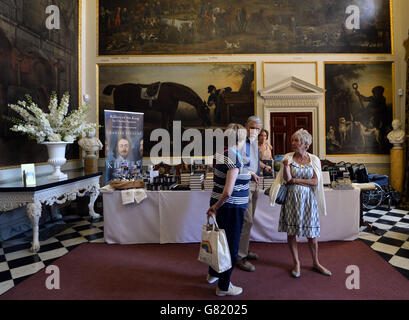 Besucher sehen sich Bücher an, die auf dem Althorp Literary Festival in Northamptonshire erhältlich sind. Das Althorp Literary Festival findet jährlich im Althorp House statt, der Heimat der Familie Spencer. Stockfoto