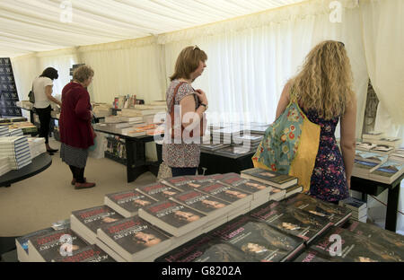 Besucher sehen sich Bücher an, die auf dem Althorp Literary Festival in Northamptonshire erhältlich sind. Das Althorp Literary Festival findet jährlich im Althorp House statt, der Heimat der Familie Spencer. Stockfoto