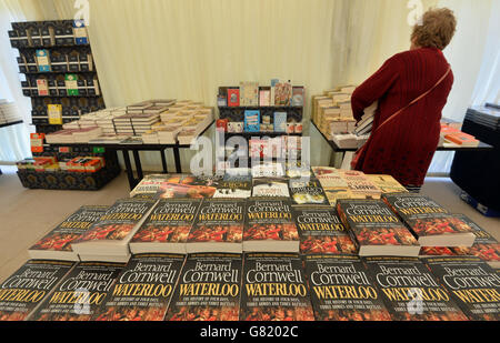 Besucher sehen sich Bücher an, die auf dem Althorp Literary Festival in Northamptonshire erhältlich sind. Das Althorp Literary Festival findet jährlich im Althorp House statt, der Heimat der Familie Spencer. Stockfoto