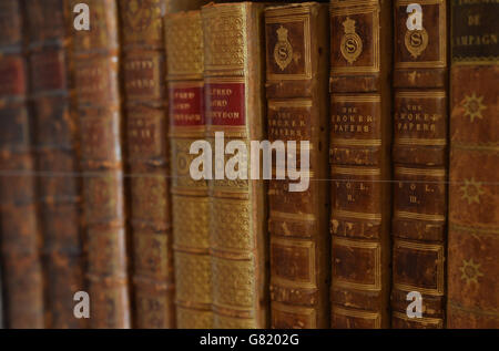 Bücher auf einem Bücherregal im Althorp House in Northamptonshire. Das Althorp Literary Festival findet jährlich im Althorp House statt, der Heimat der Familie Spencer. Stockfoto