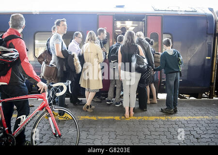 Passagiere warten auf den ersten Great Western Zug im Cardiff Central Bahnhof. Stockfoto