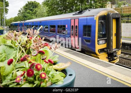 Eisenbahnbestand. Ein erster Great Western-Zug fährt in den Keynsham-Bahnhof in der Nähe von Bath ein. Stockfoto