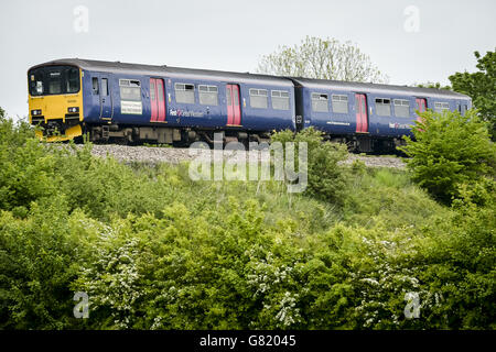 Eisenbahnbestand. Ein erster Great Western-Zug fährt auf der London-Linie durch die Landschaft nach Bristol. Stockfoto