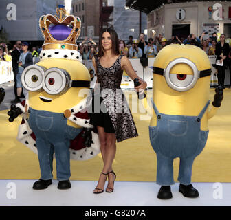 Sandra Bullock mit Minions Kevin, Bob und Stuart bei der Weltpremiere von Minions am Odeon Leicester Square in London. DRÜCKEN SIE VERBANDSFOTO. Bilddatum: Donnerstag, 11. Juni 2015. Bildnachweis sollte lauten: Daniel Leal-Olivas/PA Wire Stockfoto