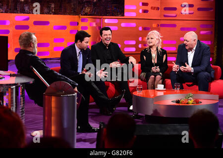 (Links - rechts) Gastgeber Graham Norton, Mark Wahlberg, Seth MacFarlane, Cyndi Lauper und Dara O'Briain während der Dreharbeiten zur Graham Norton Show in den London Studios, Süd-London, die am Freitag ausgestrahlt werden. DRÜCKEN SIE VERBANDSFOTO. Ausgabedatum: Donnerstag, 11. Juni 2015. Das Foto sollte lauten: Ian West/PA Wire Stockfoto