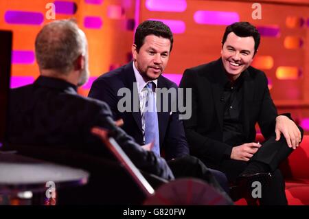 (Links - rechts) Gastgeber Graham Norton, Mark Wahlberg und Seth MacFarlane während der Dreharbeiten zur Graham Norton Show in den London Studios, Süd-London, die am Freitag ausgestrahlt werden. Stockfoto