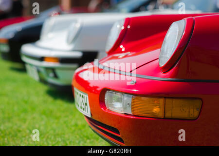 Porsche 911 vorne, Detail der Nasen von einer Reihe von klassischen 1980er Jahre Porsche 911s. Stockfoto