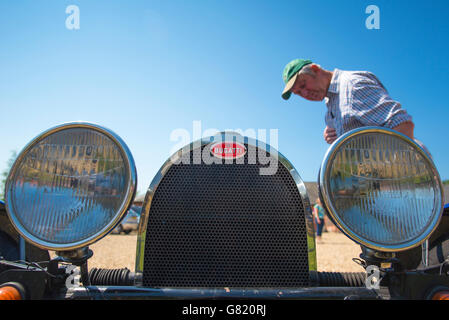 Ein Mann betrachtet man einen klassischen Bugatti-Sportwagen der 1930er Jahre. Stockfoto