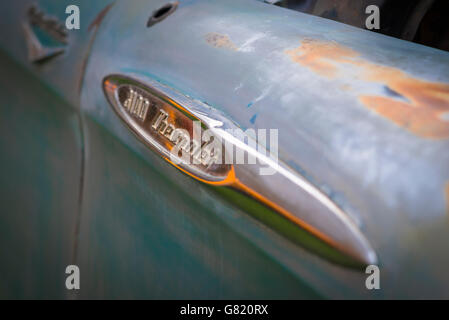 Detail der verwitterten Frontflügel ein 1955 Chevrolet Pick-up-Truck. Stockfoto