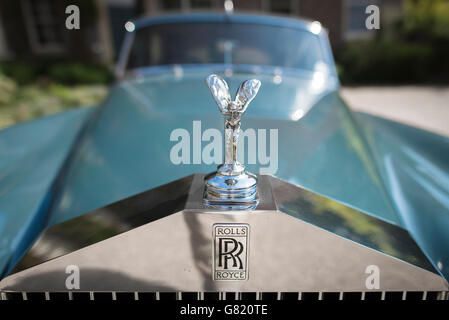 Detail der Front eines blauen 1970er Jahre Rolls-Royce Auto. Stockfoto