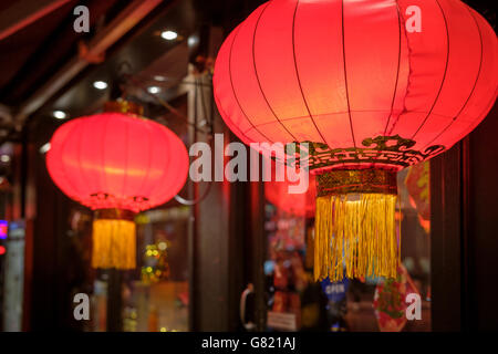 UK, London, Gerrard Street-rote chinesische Laternen in China Town Stockfoto