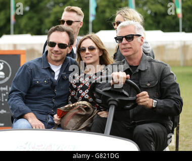 Festivalveranstalter John Giddings (rechts) mit Geri Halliwell und ihrem Mann Christian Horner (vorne links), und Ronan Keating (hinten links) und Freundin Storm Uechtritz (hinten rechts) hinter der Bühne beim Isle of Wight Festival, im Seaclose Park, Newport, Isle of Wight. Stockfoto