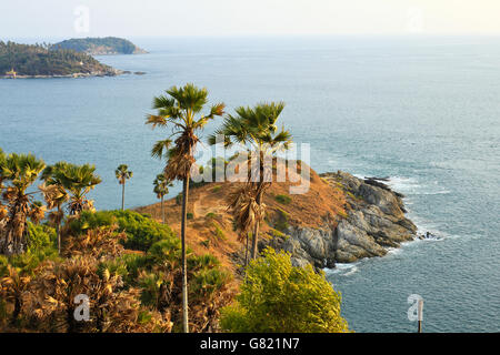 Promthep Cape ist ein Berg aus Stein, der ins Meer in Phuket, Thailand erstreckt. Stockfoto