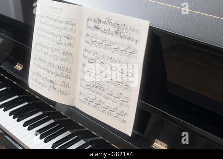 Noten und Klavier Stockfoto