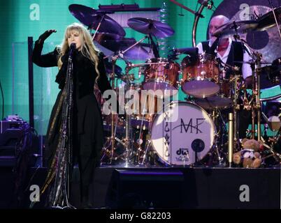 Sängerin Stevie Nicks von Fleetwood Mac tritt auf der Hauptbühne beim Isle of Wight Festival in Seaclose Park, Newport, Isle of Wight auf. Stockfoto