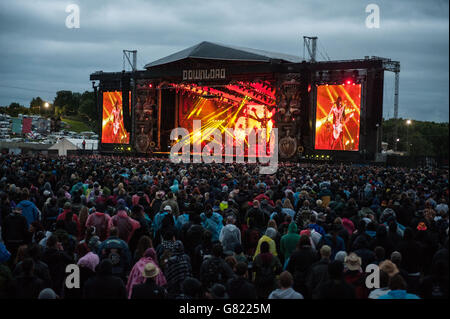 Gene Simmons, Tommy Thayer, Eric Singer und Paul Stanley von Kiss treten am 3. Tag des Download Festivals am 14. Juni 2015 im Donnington Park, Großbritannien, live auf Stockfoto