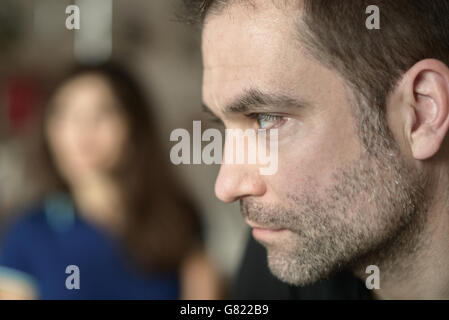 Mann in Gedanken-selektiven Fokus verloren Stockfoto